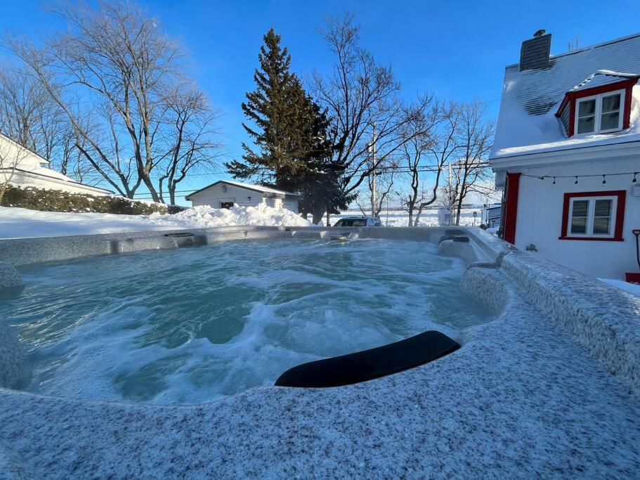 Om Chalet 1 Avec Spa Face Au Fleuve Saint-Jean Bagian luar foto